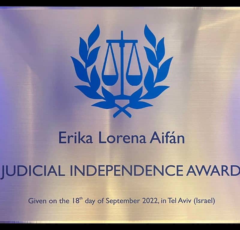 Ex jueza Erika Aifan recibió premio internacional