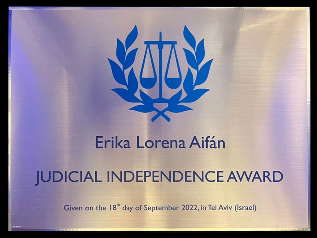 Ex jueza Erika Aifan recibió premio internacional